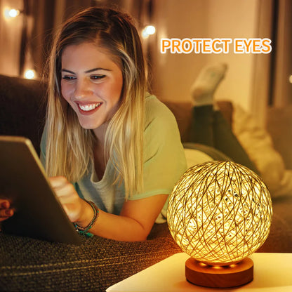 DEECOZY LED Nachttischlampe aus Holz mit handgewebtem Lampenschirm mit USB-Ladegerät Nachtlicht Nachtlampe für Wohnzimmer